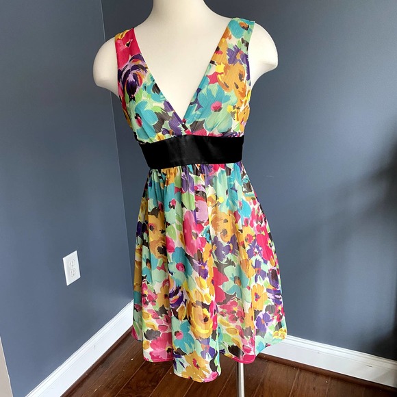 Bright floral V-neck dress w/ black waist tie - Picture 1 of 9
